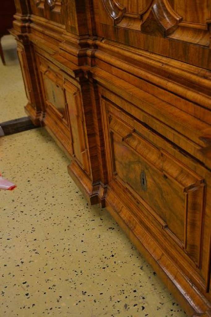 Detail a: Pilasterschrank, Dresden, um 1700/10, KorpusWeichholz, Wurzelnußfurnier doppelt und 4-fachgespiegelt verlegt, teils quer furniert, sehr lebendiges ...
