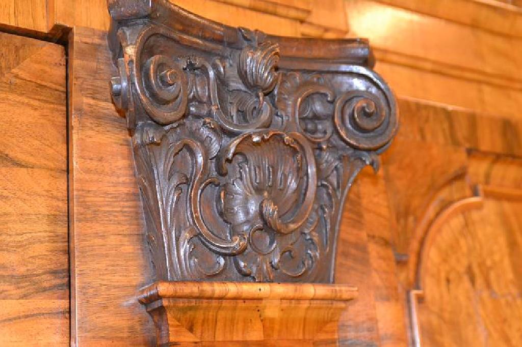 Detail b: Pilasterschrank, Dresden, um 1700/10, KorpusWeichholz, Wurzelnußfurnier doppelt und 4-fachgespiegelt verlegt, teils quer furniert, sehr lebendiges ...