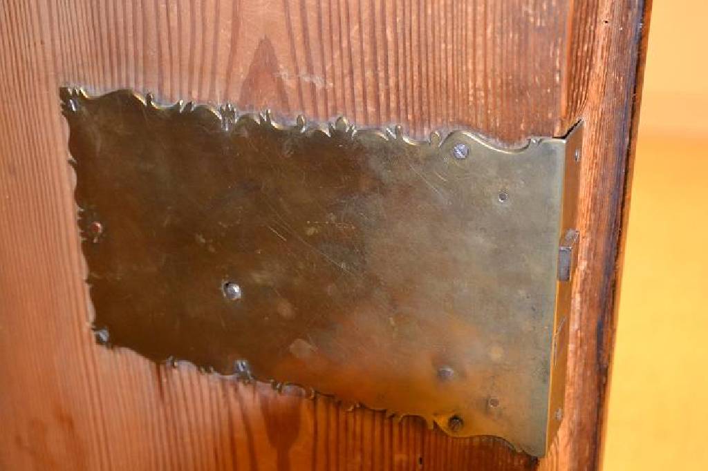 Detail c: Pilasterschrank, Dresden, um 1700/10, KorpusWeichholz, Wurzelnußfurnier doppelt und 4-fachgespiegelt verlegt, teils quer furniert, sehr lebendiges ...
