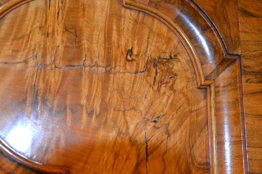 Detail d: Pilasterschrank, Dresden, um 1700/10, KorpusWeichholz, Wurzelnußfurnier doppelt und 4-fachgespiegelt verlegt, teils quer furniert, sehr lebendiges ...