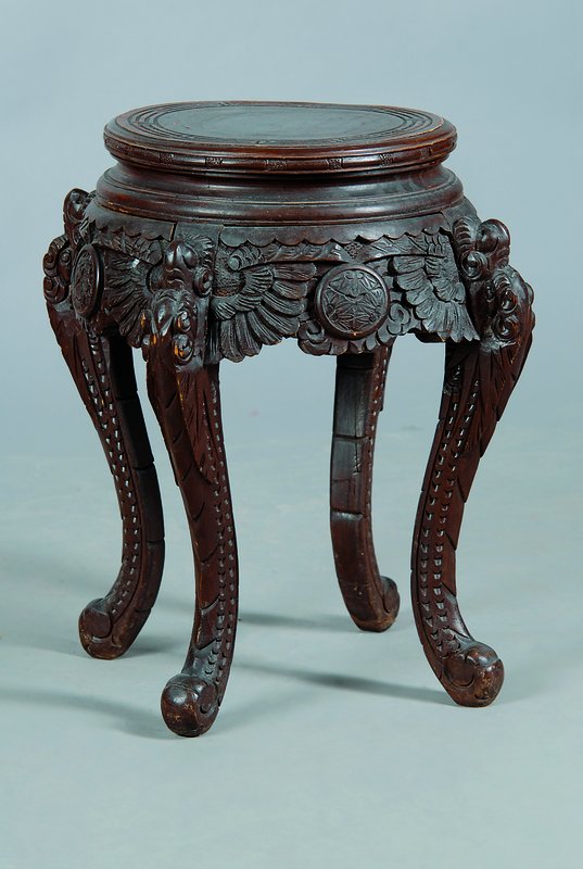 Blumenhocker, China, um 1900, Rotholz reich geschnitzt, st. Gebr.-Sp., H. 49 cm, D. 30 cm