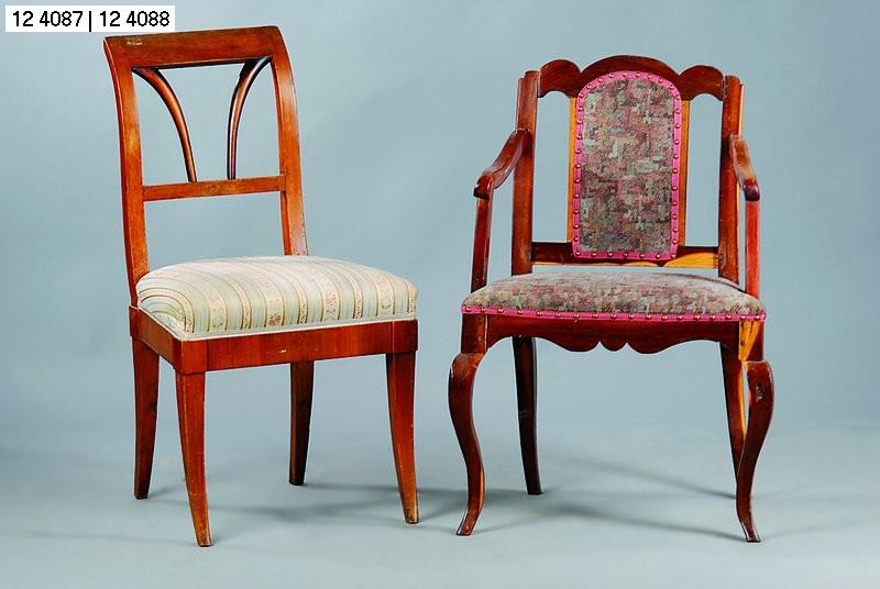 Stuhl, Biedermeier, um 1810, mitteldeutsch, Nußbaum, Polsterung und Bezug alt belassen, Reste alten Wurmbefalls, Alterssch., ein Lehnenstab fehlt, ...