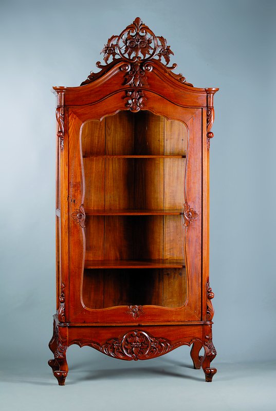 Vitrine, Louis-Philippe, um 1860, Nußbaumfurnier, 1-türig, 3-seitig verglast, reiche Akanthusblattschnitzerei, st. Gebr.-Sp., Kopfschnitz. gebrochen
