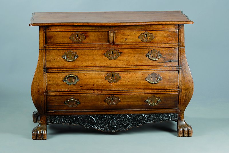 Barockkommode, um 1790, Nußbaum, 5-schübig, Front geschweift, Tatzenfüße, st. Gebr.-Sp., alt belassen, ohne Schlüssel, ca. 70x96x48 cm