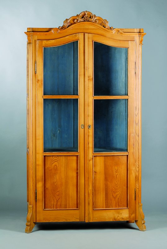 Vitrine, Louis-Philippe, um 17860, Kirschbaum, 2-türig, 3-seitig verglast und versprosst, Kopf mit Blütenschnitzerei, Reste alten Wurmbefalls, st. ...