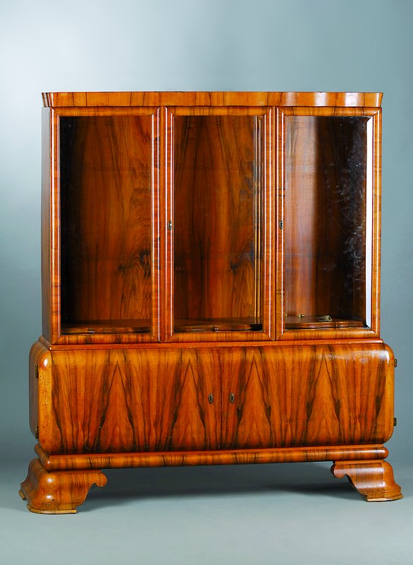 Vitrine, Art-Deko, um 1930, kaukasisch Nußbaum, Oberteil 3-türig verglast, Unterteil 2-türig, abgerundete Ecken, Furnierschäden, st. Gebr.-Sp., ...
