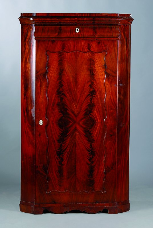 Eckschrank, Louis-Philippe, um 1860, Mahagonifurnier gespiegelt verlegt, 1-türig, sog Brezelfüllung, Kopfschublade, Türschloss defekt, Gebr.-Sp., ...
