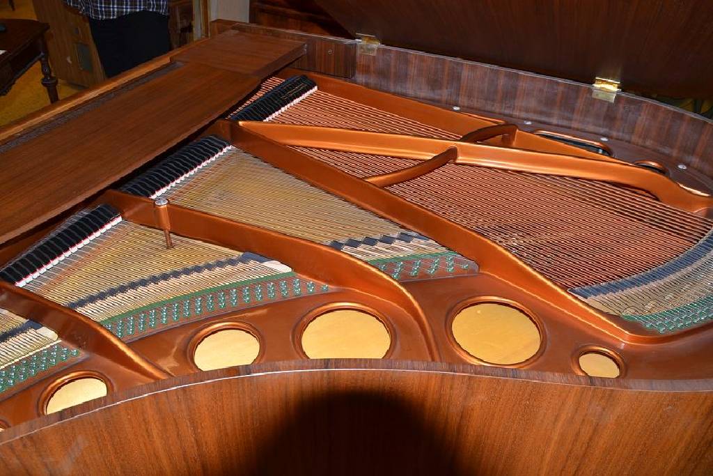 Detail b: Flügel, Bösendorfer, Wien, um 1960/70, Nr. 29755, Gestell Nußbaum, dazu passender Hocker,Resonanzboden intakt, Stimmung empf., Gebr.-Sp., ca. ...
