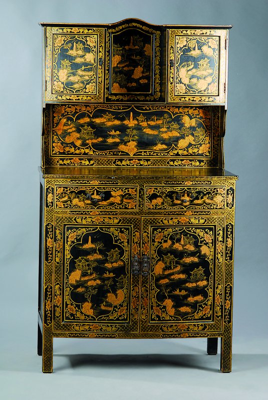 Chinesischer Aufsatzschrank, um 1900, schwarz gefasst, aufwendige Malerei, reiche Goldstaffage, 2-teilig, 4-türig, 2-schübig, schwundrissig, ...