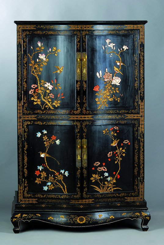 Chinesischer Lackschrank, 20. Jh, schwarz gefasst, bunte Flachschnitzereien, Türeninnenseiten ebenfalls mit floraler Malerei, reiche ...