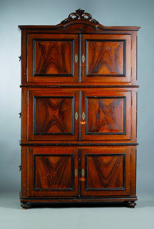 Brandschrank, deutsch, um 1880-90, Weichholz mit sog. Biermalerei von guter Qualität, orig. Schlösser und Beschläge, dreiteilig, stärkere ...