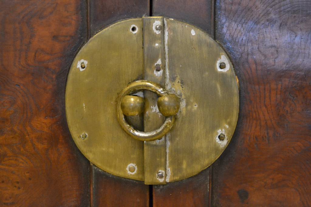 Detail a: Vielzweckschrank, wohl Korea um 1940-50, Weichholz auf Rahmen gearbeitet, Wurzelnuß Furnier, orig. Messingbeschlägen, vier Schübe, ca. ...
