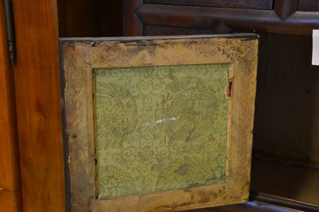 Detail b: Vielzweckschrank, wohl Korea um 1940-50, Weichholz auf Rahmen gearbeitet, Wurzelnuß Furnier, orig. Messingbeschlägen, vier Schübe, ca. ...
