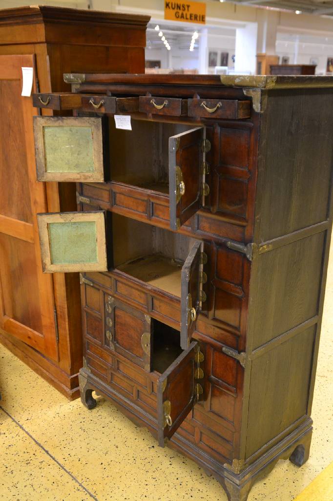 Detail c: Vielzweckschrank, wohl Korea um 1940-50, Weichholz auf Rahmen gearbeitet, Wurzelnuß Furnier, orig. Messingbeschlägen, vier Schübe, ca. ...
