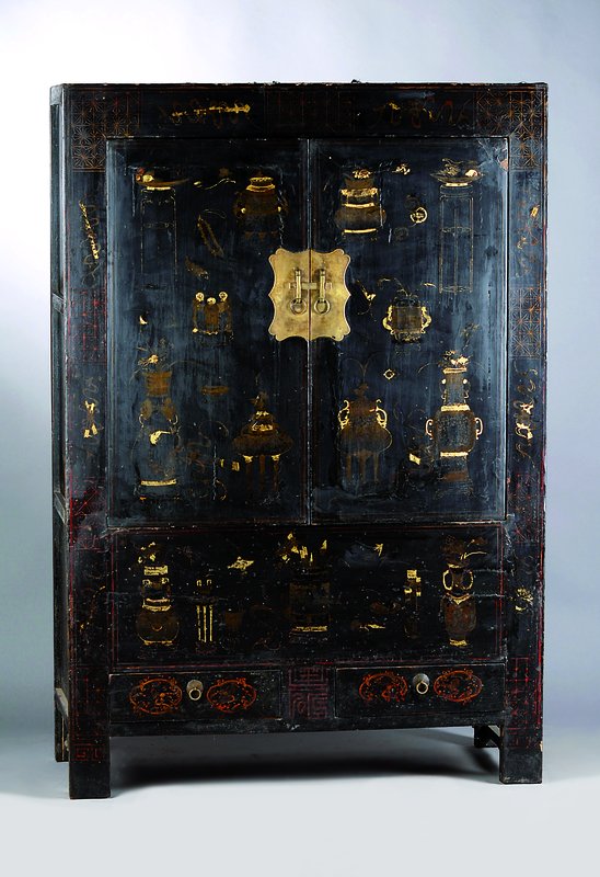Vielzweckschrank, China, um 1900, Weichholz und Hartholz auf Rahmen gearbeitet, schwarz lackiert, Goldmalerei von kostbaren Gegenständen und ...