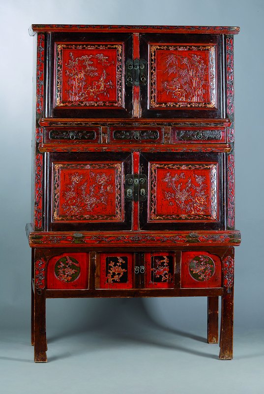 Vielzweckschrank, China, um 1910, nach dem Vorbild der Ming-Dynastie, 5-fach in sich gegliedert, 3 Schübe, schwarz u. rot lackiert, ...
