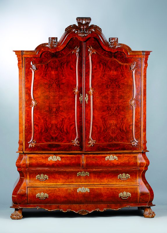 Aufsatzmöbel, Barockstil, 20. Jh., Wurzelnußfurnier auf Mahagoni gebeizt, allseitig geschweift, ca. 230x170x65 cm