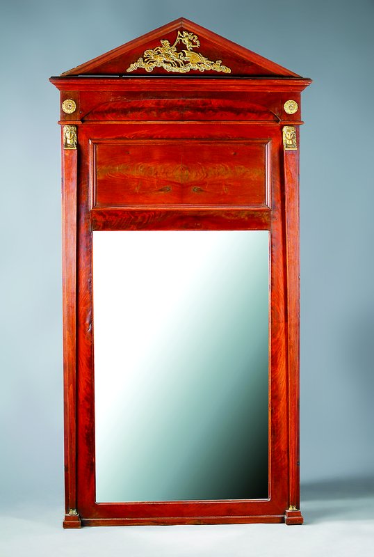 Prunkspiegel, um 1900, Empirestil, Mahagoni/Pyramidenmahagoni, reich verzierte Messingappliken, st. Gebr.-Sp., l. schwundrissig, ca. 207x106 cm