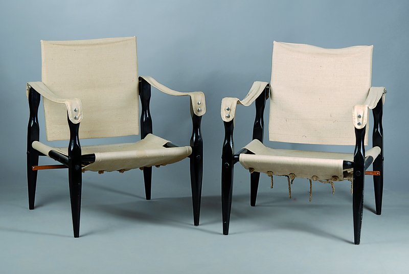 2 Desingnerstühle, Buche geschwärzt, Leinenbezüge, neuere Ausführung des Entwurfs von Kaare Klint, H. 76 cm, SH. 35 cm
