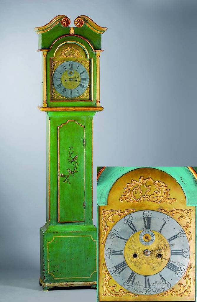 Standuhr, Schleswig-Holstein, um 1770, Holzgehäuse farblich gefaßt, Vogelbemalung aufTüre, Messingbogenzifferblatt, (Glas gesprungen), mit ...