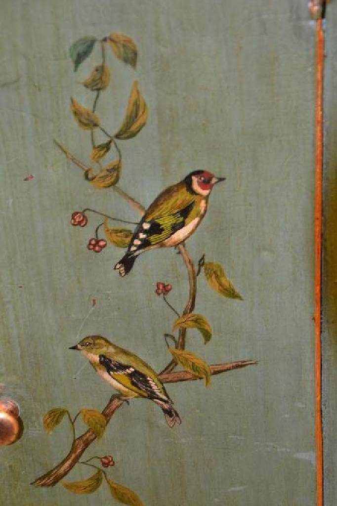 Detail a: Standuhr, Schleswig-Holstein, um 1770, Holzgehäuse farblich gefaßt, Vogelbemalung aufTüre, Messingbogenzifferblatt, (Glas gesprungen), mit ...