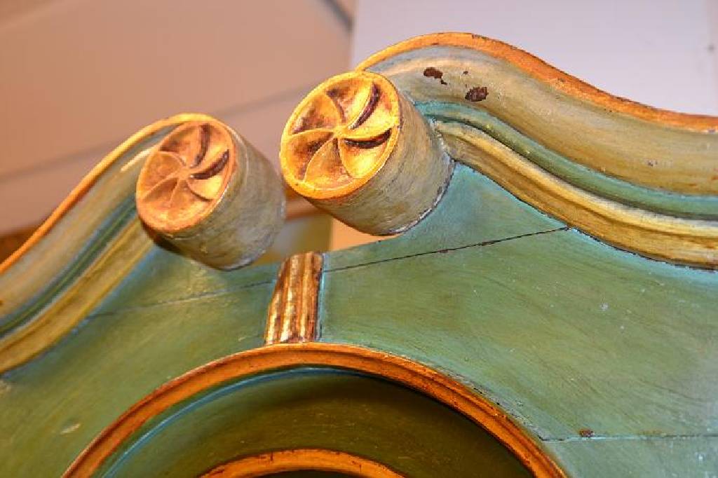 Detail b: Standuhr, Schleswig-Holstein, um 1770, Holzgehäuse farblich gefaßt, Vogelbemalung aufTüre, Messingbogenzifferblatt, (Glas gesprungen), mit ...