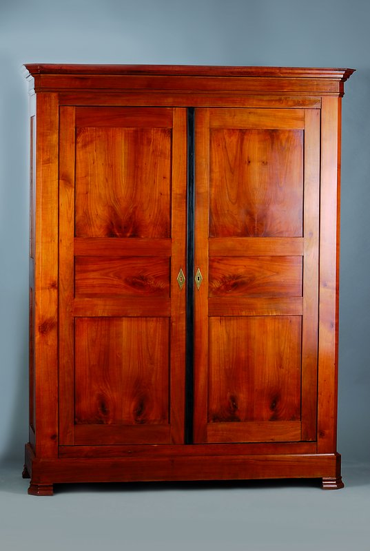 Dielenschrank, wohl Baden, um 1840-50, Kirschbaum massiv, Inlets gespiegelt verlegt, 2-türig, abgeflachte Ecken, restauriert, l. Gebr.-Sp., ...