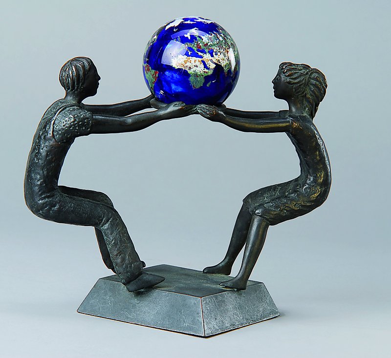M. Franke, Bronzeskulptur, Paar mit Weltkugel, Kugel aus Glas, signiert und datiert 1992, H. ca. 20 cm