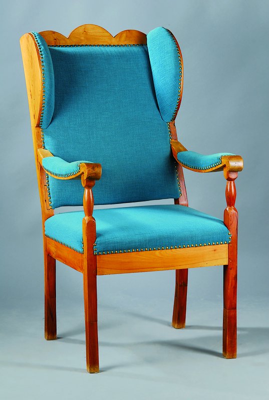 Ohrenbackensessel, um 1850, Obstholz, H. 125 cm, SH. 53 cm