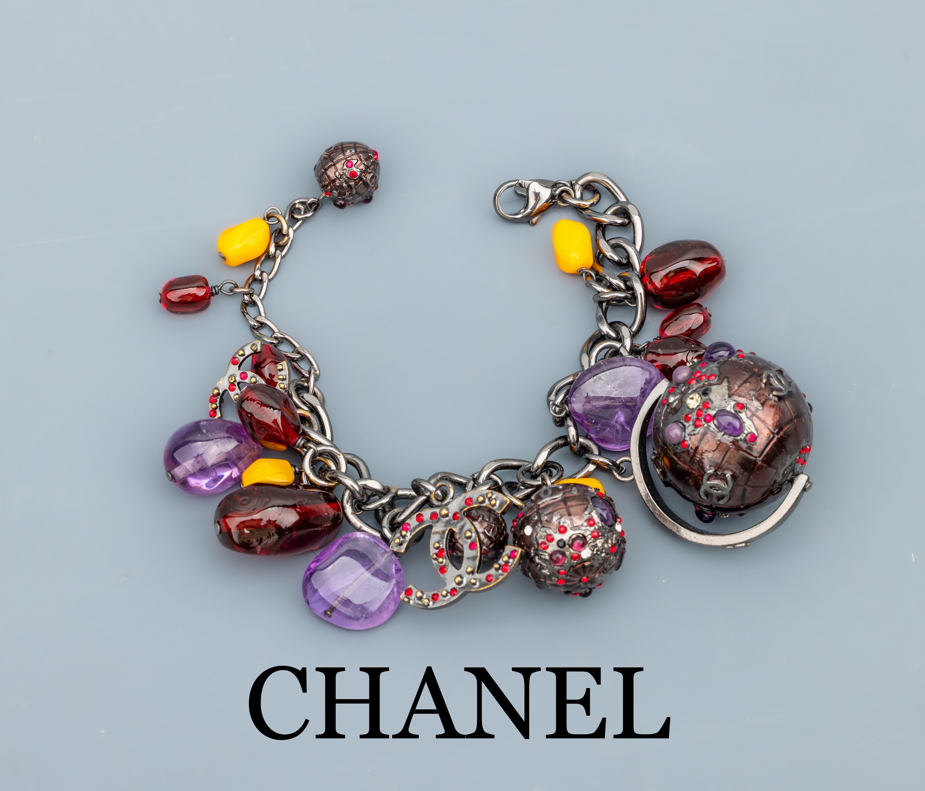 Detail b: Armband CHANEL, Modell "le Monde", für Haute Couture, Paris 1990er Jahre, Metall brüniert, reiche Abhängungen mit 4 Weltkugeln (1 x ...