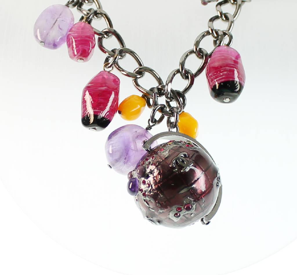 Detail a: 2-reihiges CHANEL-Collier, Modell Le Monde, Haute Couture, Paris 1990er Jahre, Metall brüniert, reiche Abhängungen mit Weltkugeln (1 x drehbar), ...
