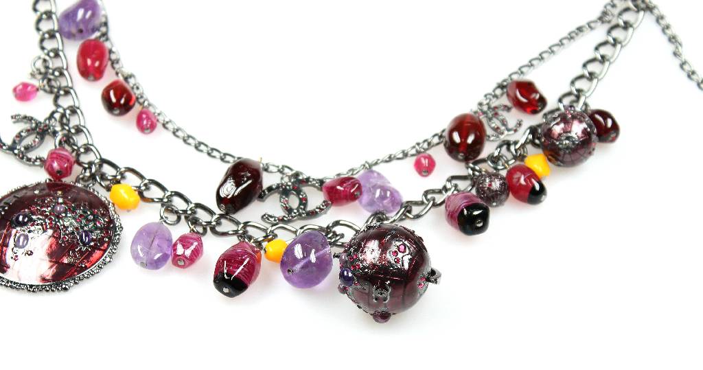 Detail b: 2-reihiges CHANEL-Collier, Modell Le Monde, Haute Couture, Paris 1990er Jahre, Metall brüniert, reiche Abhängungen mit Weltkugeln (1 x drehbar), ...