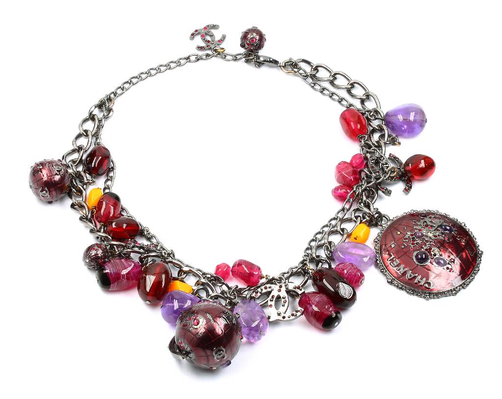 Detail d: 2-reihiges CHANEL-Collier, Modell Le Monde, Haute Couture, Paris 1990er Jahre, Metall brüniert, reiche Abhängungen mit Weltkugeln (1 x drehbar), ...