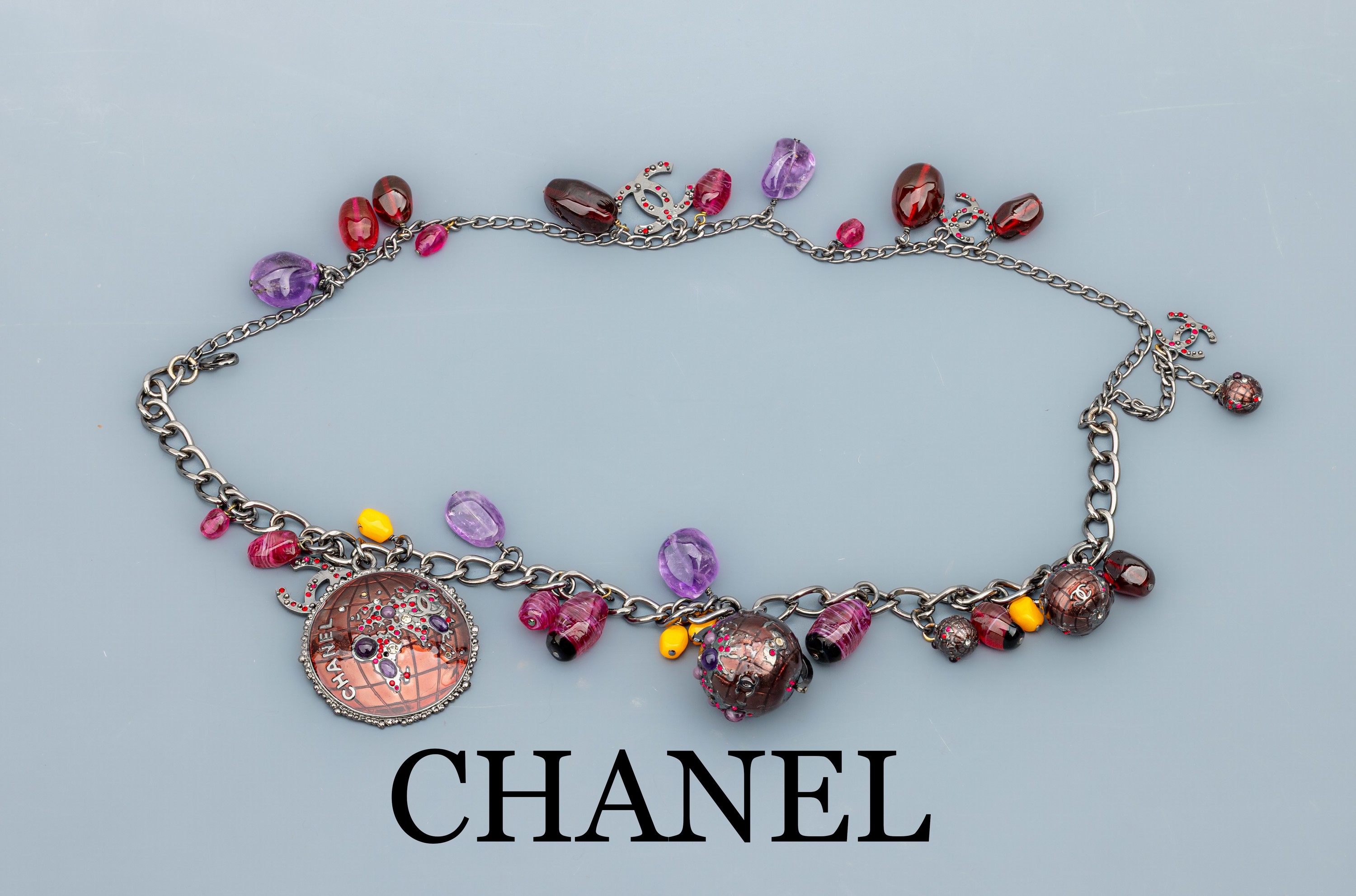 Detail e: 2-reihiges CHANEL-Collier, Modell Le Monde, Haute Couture, Paris 1990er Jahre, Metall brüniert, reiche Abhängungen mit Weltkugeln (1 x drehbar), ...