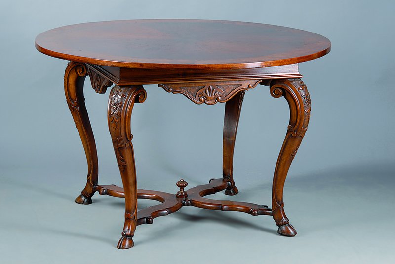 Tisch, deutsch, Barockstil, 20er Jahre, Nußbaum massiv und z.T. furniert, H. ca. 67 cm, D. ca. 106 cm, l. Gebr.spuren