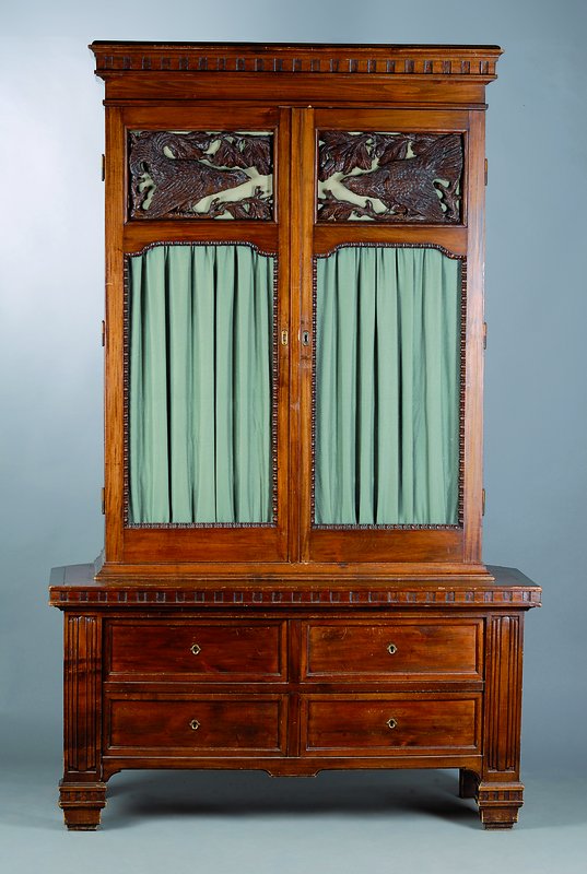 Waffenschrank, deutsch, um 1900, Nußbaum, mit geschnitzten Kassetten, Auerhahndekor, ca. 203x128x54 cm