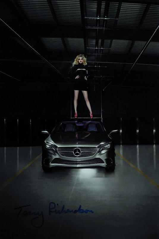 Terry Richardson, geb. 1965 New York, s/w Fotografie, Model mit Mercedes, handsigniert, ca. 28.5x19 cm, unter Glas gerahmt
