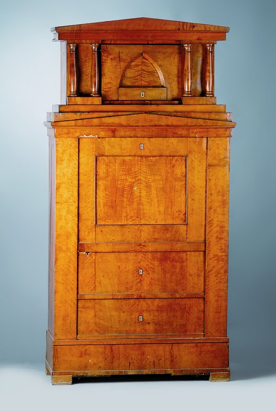 Wäscheschrank in Form eines Sekretärs, deutsch, Berliner Raum, um 1840-50, Nußbaumfurnier, Aufsatz mit Vollsäulen, starke Furnierschäden und ...