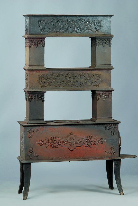 Gußeiserner Ofen, wohl Schleswig Holstein, um 1830/40, ca. 117x79x26 cm