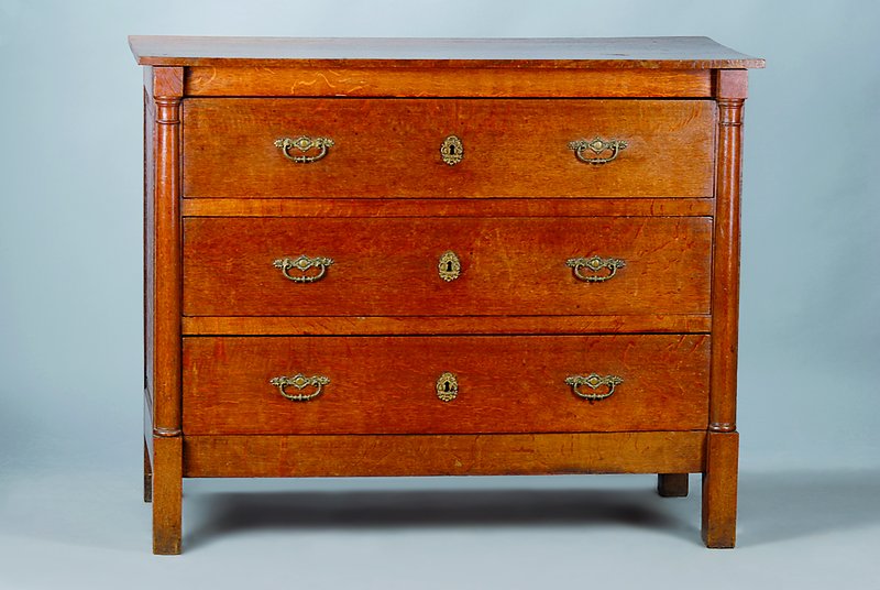 Kommode, Empirestil, Elsaß-Lothringen, um 1810, Eiche massiv, drei Schubladen, zwei Halbsäulen, ca. 100x124x57 cm, Platte wohl um 1900
