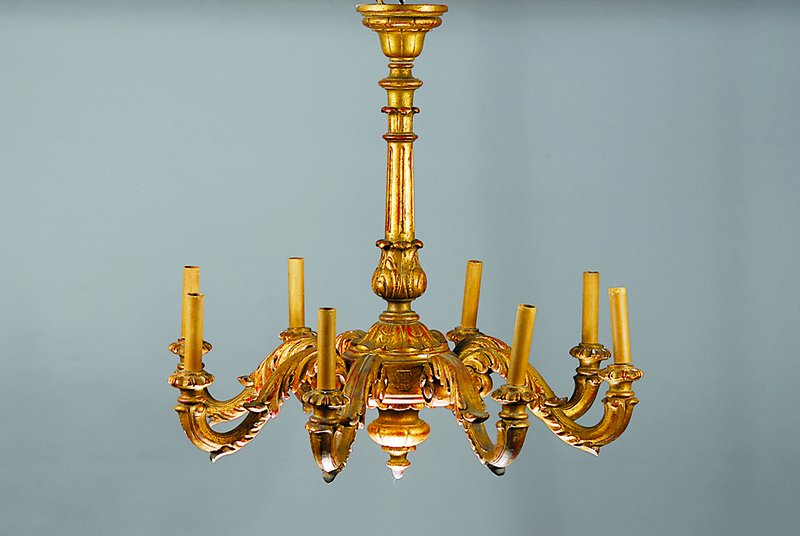 Deckenleuchter und zwei Wandleuchter, Historismus, um 1910/20, Holz, reich verziert mit Akanthusblattdekor, 8 Brennstellen, goldfarben gefaßt, H. ...