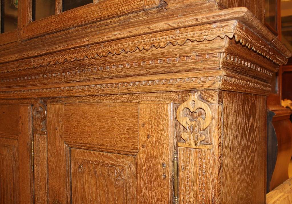 Detail a: Anrichte mit Vitrinenaufsatz, dat. 1821, Westfalen, Eiche massiv, ca. 220x196x53 cm