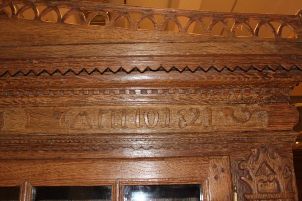 Detail b: Anrichte mit Vitrinenaufsatz, dat. 1821, Westfalen, Eiche massiv, ca. 220x196x53 cm