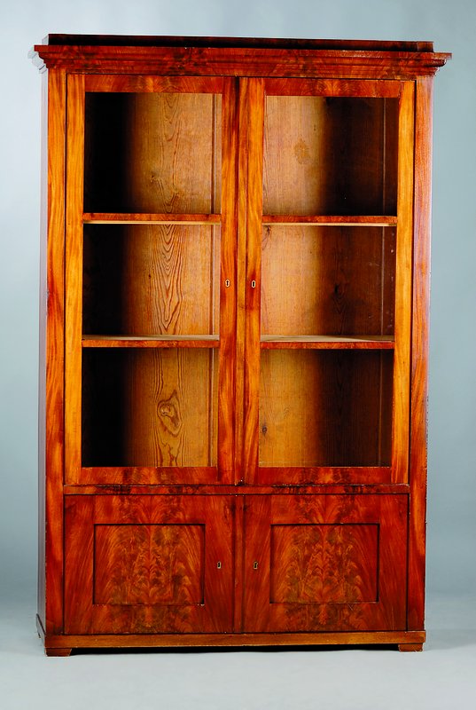 Bücherschrank, Biedermeier, um 1825/30, Mahagonipyramidenfurnier, zweitürig, orig. gewalztes Glas, dreifach versprosst, ca. 188x125x42 cm