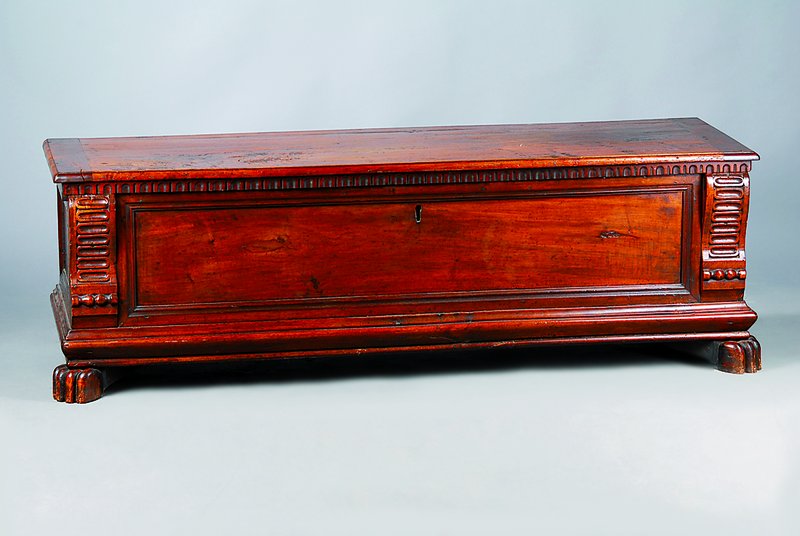 Flachdeckeltruhe, deutsch, um 1800, Nußbaum massiv und furniert, Tatzenfüße, B. 160cm, T. 49cm, H. 44cm