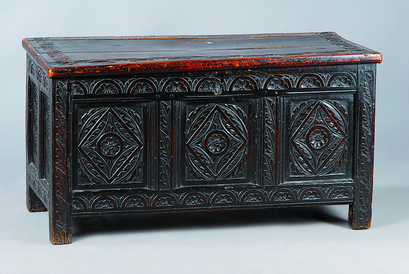 Kleine Flachdeckeltruhe, deutsch, um 1780, Eiche mit reichen Flachschnitzereien, B. 94cm,T. 43cm, H. 42cm