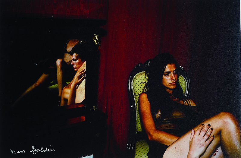 Nan Goldin, geb. 1953, "Joana avec Valerie et Reine dans le mirroir", Multiple, handsigniert, ca. 20x30 cm