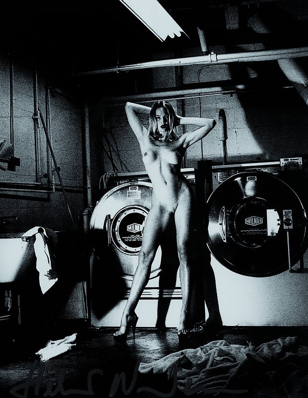 Helmut Newton, 1920 Berlin-2004 Los Angeles,"Domestic Nude", s/w Fotografie, handsigniert,ca. 23.5x18.5, PP, unter Glas gerahmt