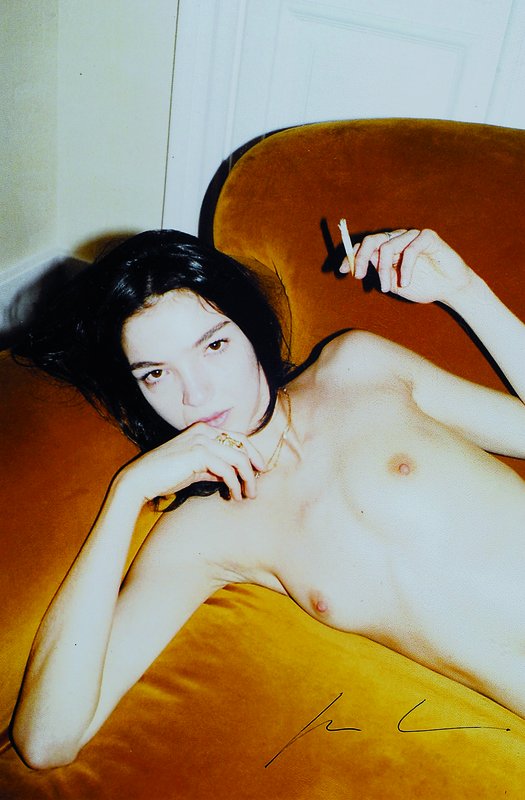 Jürgen Teller, geb. 1964 Erlangen, "Model smoking on sofa", Farbfotografie, handsigniert, ca. 30x20 cm