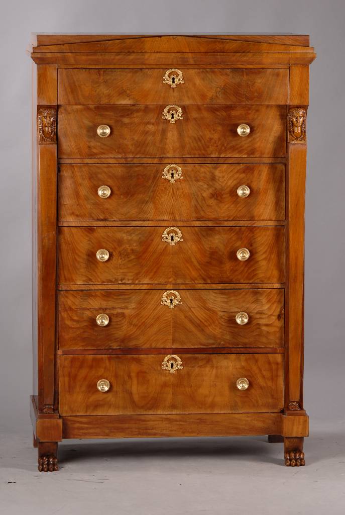 Pfeilerherrenkommode, Frankreich, um 1830/40 , 6-schübig, Mahagoni auf Eiche furniert, dicke Furnier, klassizistisch, Tatzenfüße, Pilaster mit ...